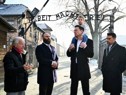 Elon Musk con su hijo, durante una visita privada al campo de Auschwitz-Birkenau junto al superviviente Gidon Lev, el presidente de la Asociación Europea de Judíos (EJA), Menachem Margolin, y el analista político Ben Shapiro, este lunes.