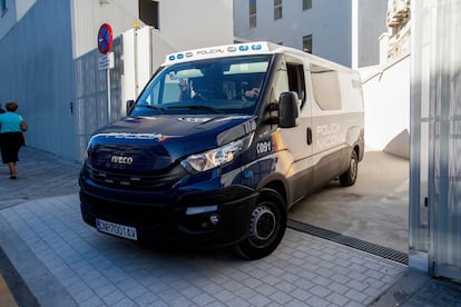 Un furgón de la policía nacional, en Vigo.
