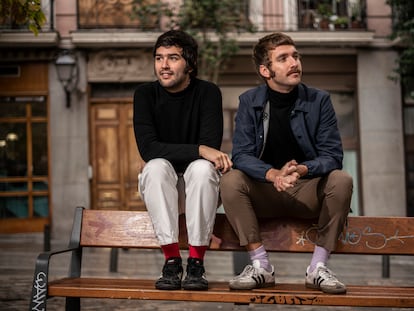 Joseca y Germán, la pareja que forma el grupo musical Morreo, el viernes en la plaza del Biombo de Madrid.