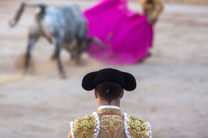 El diestro Rubén Pinar observa la faena del torero Javier Castaño con un toro de la ganadería de Miura, el 14 de julio de 2017.