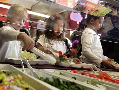 Students at Nettelhorst Elementary School, on lunch, dig into a salad bar in the school's lunchroom March 20, 2006 in Chicago, Illinois.