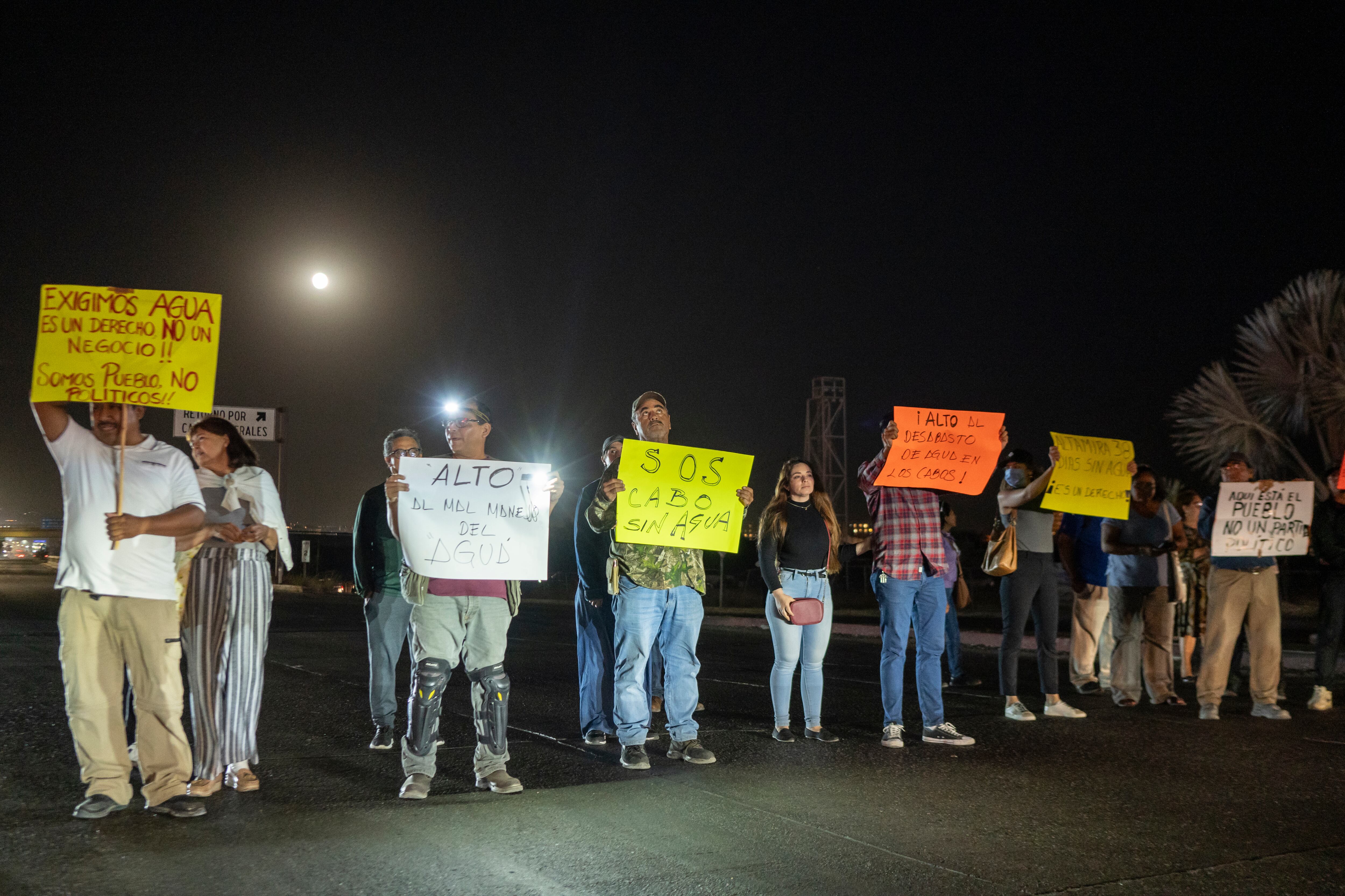 Ciudadanos de Los Cabos protestan por la falta de agua potable en la ciudad.