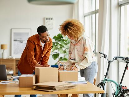 Dos emprendedores trabajan en un entorno de 'coworking'.