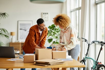 Dos emprendedores trabajan en un entorno de 'coworking'.