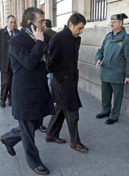 Francisco Granados e Ignacio González ante la sede del Gobierno regional de Madrid.