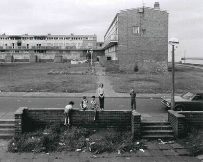 Housing Estate on May 5th, North Shields, Tyneside. Copia al bromuro y gelatina de plata