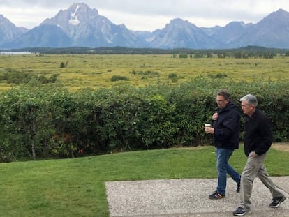 El presidente de la Fed, Jerome Powell, junto con su hom&oacute;logo de la Reserva de Nueva York, John Williams, ayer a su llegada a Jackson Hole, Wyoming (EE UU).