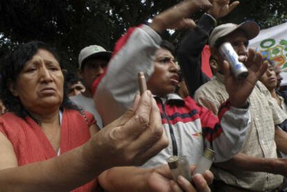 Manifestantes peruanos muestran balas y perdigones supuestamente empleadas por la policía para repeler las protestas en Kiteni (Cuzco).