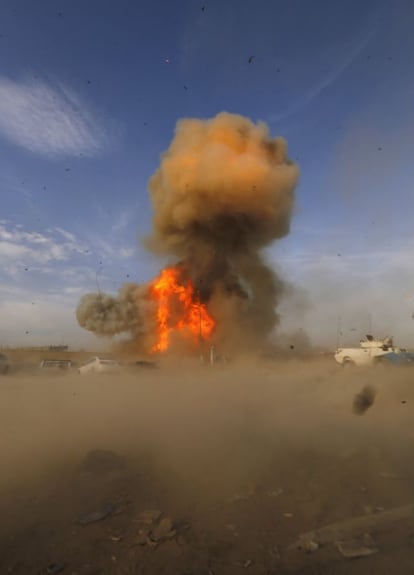 Momento de la explosión de un coche bomba en un acto electoral en Bagdad.