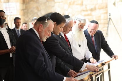 El secretario de Estado de EE UU, Marco Rubio, y el primer ministro israelí, Benjamín Netanyahu, este domingo en el Muro de las Lamentaciones, en Jerusalén.
