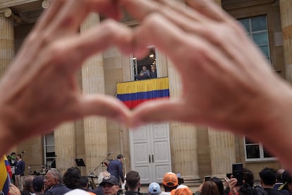 Un seguidor de Gustavo Petro hace un gesto de corazón que envuelve al presidente durante su discurso en la Plaza de Armas.