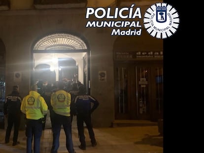 La Policía Municipal desaloja dos fiestas ilegales en el centro de Madrid el pasado 2 de febrero.