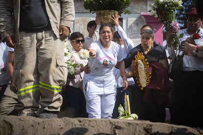 Pelmeros arroja flores a la tumba de su hija, Jael Monserrat.