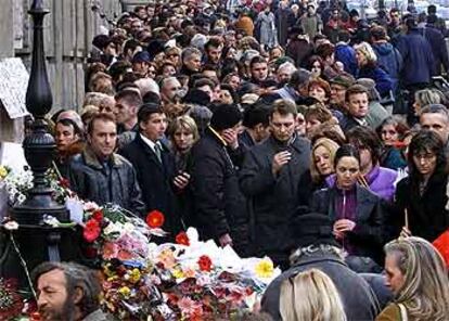 Una multitud se concentró ayer en Belgrado para depositar flores y velas en la sede del Gobierno de Serbia, donde fue asesinado Djindjic.
