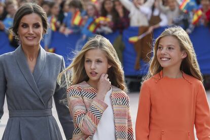 Las dos hermanas no han dejado de sonreír a los ciudadanos que han recibido a la familia real en la plaza de Alfonso II, frente a la catedral metropolitana de San Salvador, en Oviedo.