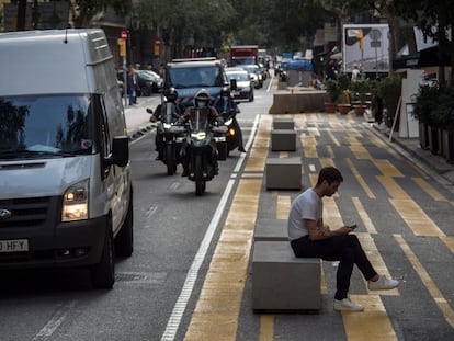 Zona peatonal creada en la calle de Consell de Cent de Barcelona en la desescalada de la primera ola de la pandemia, en 2020.