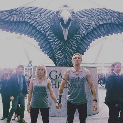 Kristen Bell y Dax Shepard han mostrado en varias ocasiones su pasión por la serie luciendo camisetas de los Stark y tatuajes temporales, e incluso se han disfrazado juntos de los Dothraki.