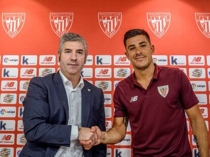 El presidente del Athletic Club, Josu Urrutia (i), junto a Yuri Berchiche (d). 