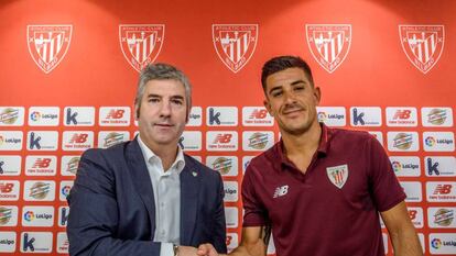 El presidente del Athletic Club, Josu Urrutia (i), junto a Yuri Berchiche (d).