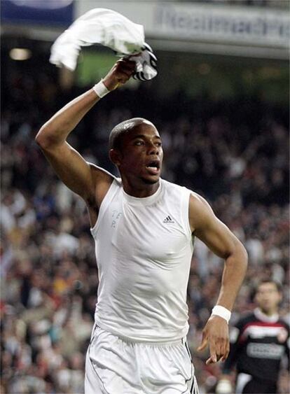 Robinho celebra su gol sin camiseta