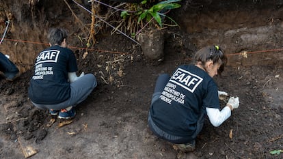 Analía González Simonetto y Mariella Fumagalli, del Equipo Argentino de Antropología Forense, el 29 de mayo 2025.