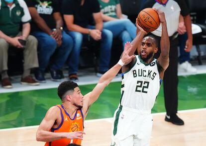 Middleton lanza ante Booker durante el cuarto partido entre Milwaukee y Phoenix.