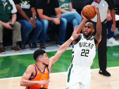 Middleton lanza ante Booker durante el cuarto partido entre Milwaukee y Phoenix.