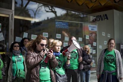 Activistas de la PAH frente a la sede del BBVA de Paseo de Gràcia.