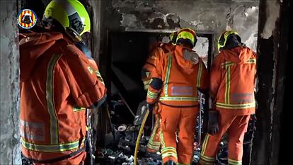 Captura del vídeo del trabajo de miembros del consorcio de bomberos de Valencia en el interior de la vivienda de Algemesí.