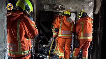 Captura del vídeo del trabajo de miembros del consorcio de bomberos de Valencia en el interior de la vivienda de Algemesí.