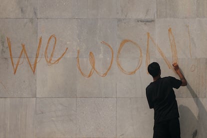 Un manifestante escribe en la pared durante la protesta en Kamandú (Nepal), este martes.  
