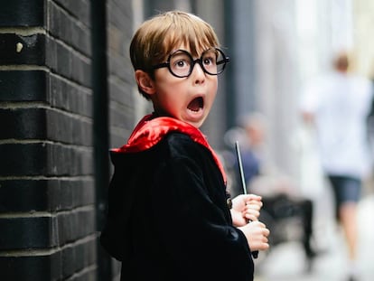 Un niño, hijo de la fotógrafa, en los estudios de Harry Potter haciendo que ve a un dementor (espíritus oscuros de la saga).