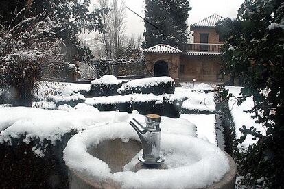 Uno de los jardines de la Alhambra, cubierto de nieve y hielo tras las intensas nevadas de los ltimos das.