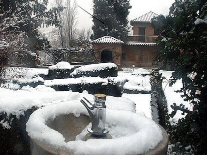 Uno de los jardines de la Alhambra, cubierto de nieve y hielo tras las intensas nevadas de los últimos días.