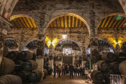 Un grupo de visitantes acompañado de un guía conoce el interior de las bodegas históricas de Osborne, de las más antiguas del Marco de Jerez, el lunes en El Puerto de Santa María