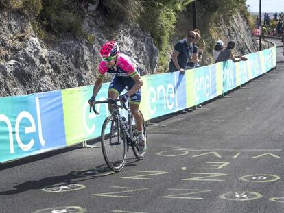 Ulissi ataca hacia la victoria de etapa en via Fortino.