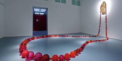 La obra ‘Red Roosenary’ (2008), de la artista holandesa Maria Roosen, en una de las salas de la nueva sede de la Colección Roberto Polo en Toledo.