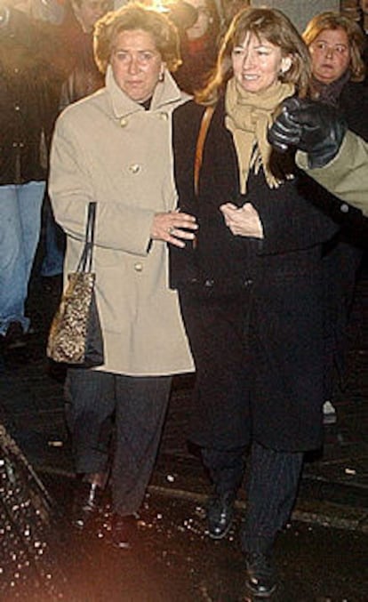 Mercedes Lezcano,esposa de Adolfo Marsillach,acompañada  por Cristina, hija del actor, a la salida de su domicilio de Madrid donde esta tarde.
