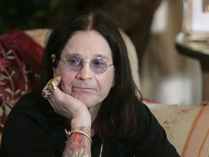 Ozzy Osbourne durante la tercera temporada del exitoso y seminal 'reality' 'The Osbournes', en el que también se dejó someter a terapia por un especialista (televisivo, claro).