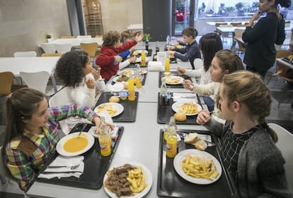 Todo buen reportero necesita también reponer fuerzas e intercambiar opiniones sobre la actualidad en el comedor del periódico. Así lo hicieron los 17 invitados. Su tertulia resultó de lo más interesante: desde el futuro de los políticos a la vida de los dinosaurios o la creación de videojuegos futuros, nada les resultó ajeno.