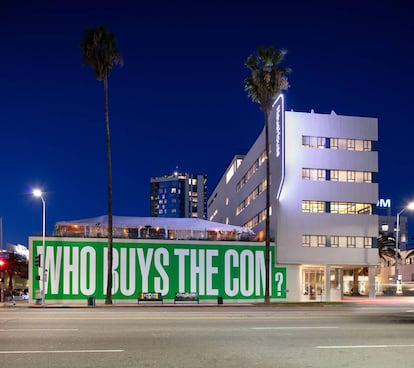 'Untitled (Questions)', de Barbara Kruger, en la fachada de NeueHouse, en Los Ángeles, en febrero.