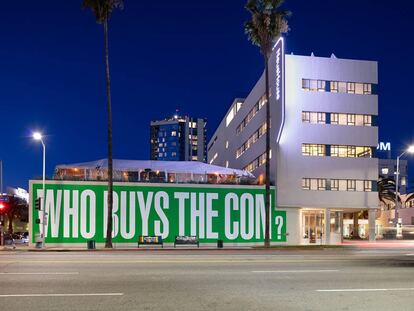 'Untitled (Questions)', de Barbara Kruger, en la fachada de NeueHouse, en Los Ángeles, en febrero.