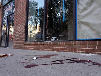 Los rastros de sangre y balas tras un tiroteo en Filadelfia, este domingo 5 de junio.