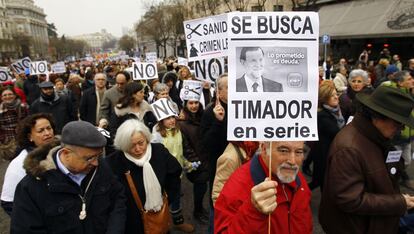 Vista de los participantes en la manifestación convocada por la Asociación de Facultativos Especialistas de Madrid (AFEM) y la Plataforma Asamblearia de Trabajadores y Usuarios por la Salud (PATUsalud) que ha partido de Neptuno hasta la Puerta del Sol.