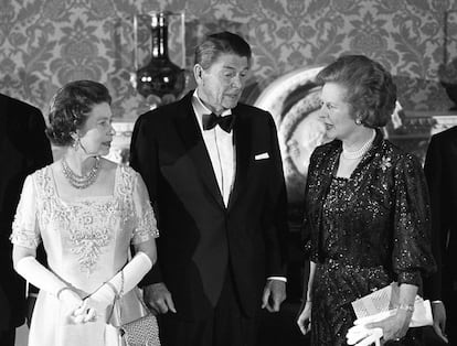 De izquierda a derecha, la reina Isabel, el presidente de EE UU, Ronald Reagan, y la primera ministra británica, Margaret Thatcher, durante un banquete especial organizado por la reina en Buckingham después de la cumbre económica de Londres, el 9 de junio de 1984.