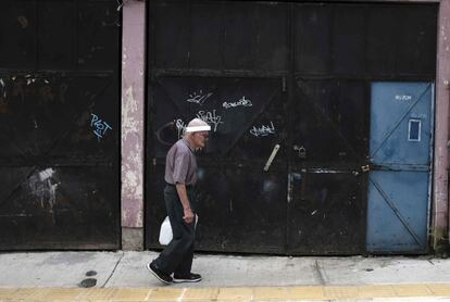 Una persona de avanzada edad camina por una calle de San José (Costa Rica). El país centroamericano contabilizó 540 casos nuevos de covid-19 y siete fallecidos, mientras que el sector comercial continúa insistiendo en la reapertura gradual de actividades económicas, ya que considera que los comercios no son la fuente de los contagios.