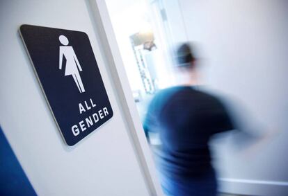 Baño de género neutro en Carolina del Norte