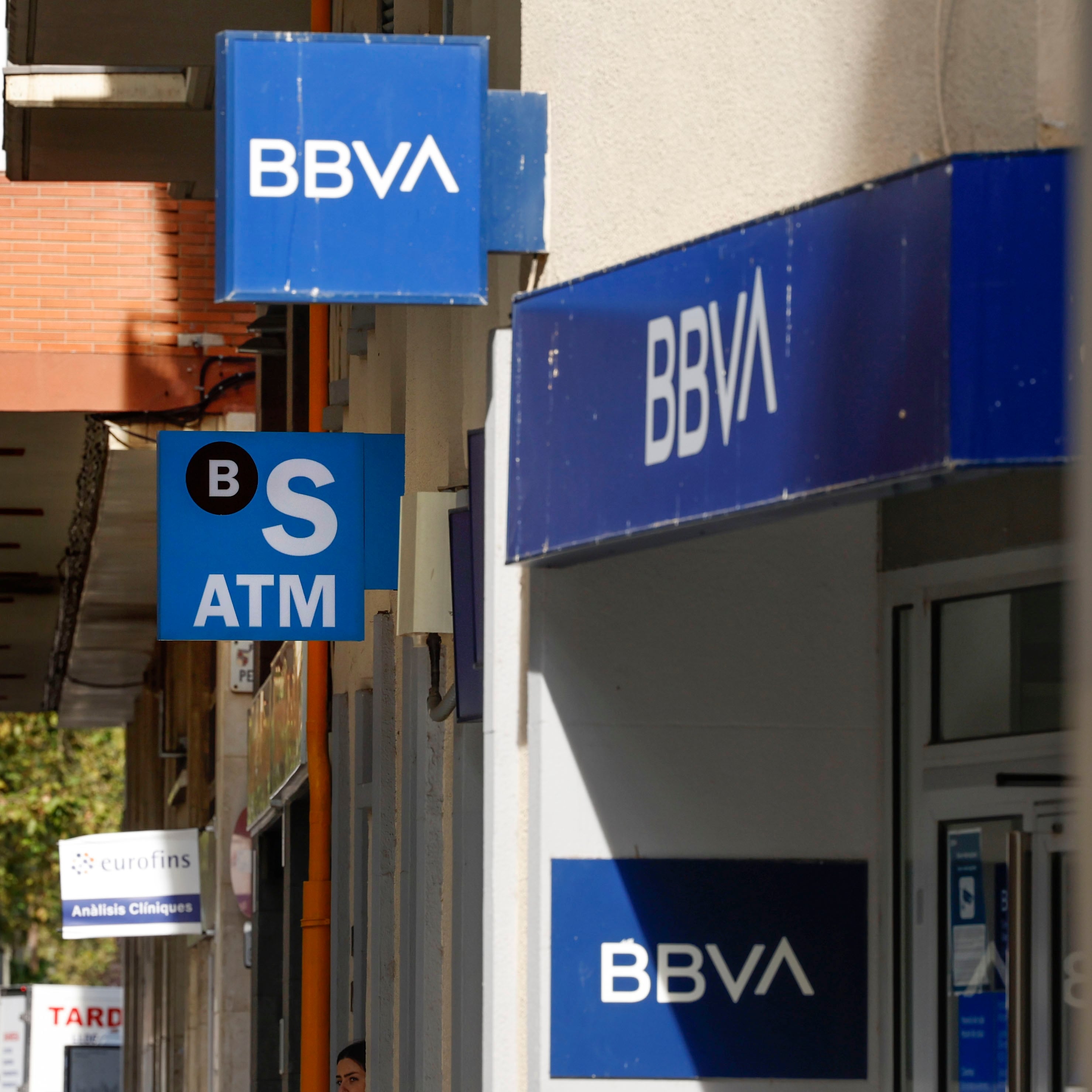 Vista de los carteles de una oficina del Banco Sabadell junto a otra del BBVA en una calle de Barcelona.