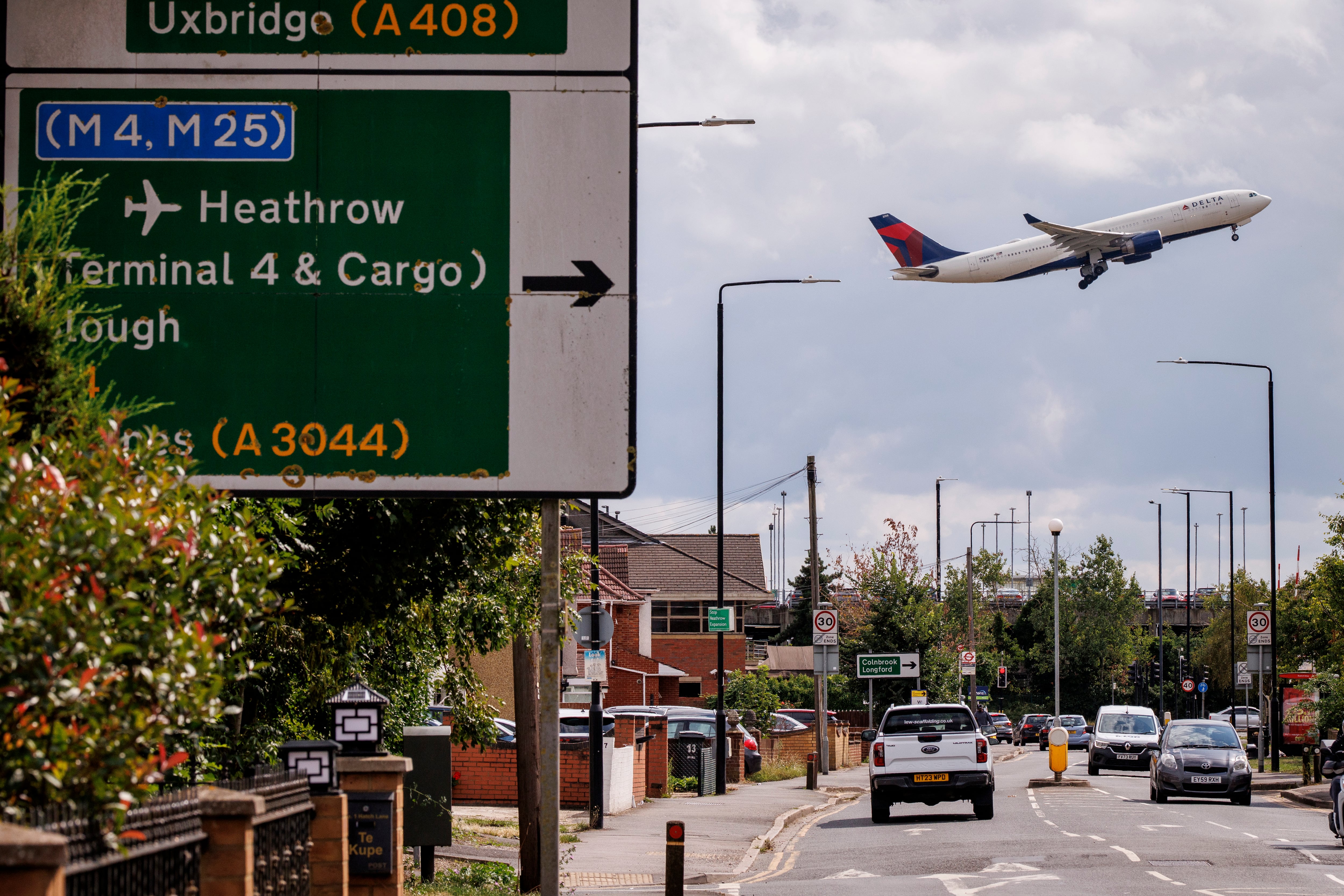 Un avión de Delta Air Lines despega del aeropuerto de Heathrow en Londres.