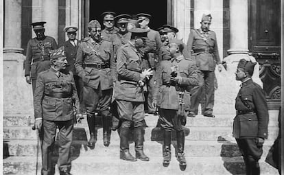 Franco, a la derecha, conversa con el general Mola, al comienzo de la Guerra Civil, en julio de 1936.